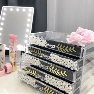 Make up storage
